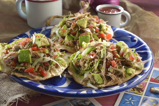 Tostada de Salpicón de Res Salmón con mostaza y miel