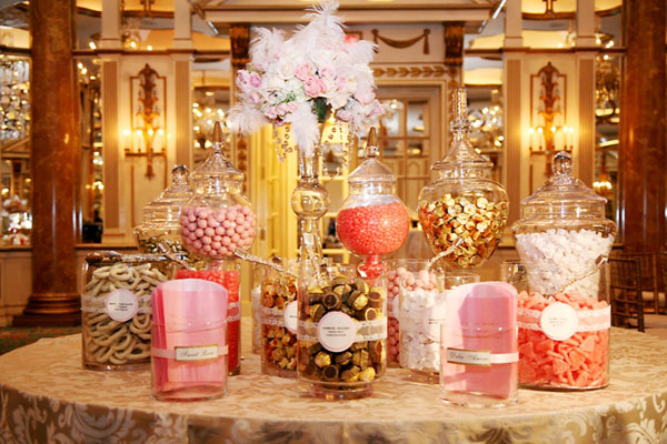 Mesa de dulces con tonos coral